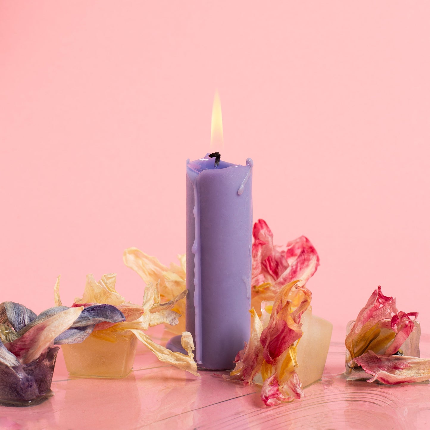 Vahakynttilä vaaleanpunaista taustaa vasten