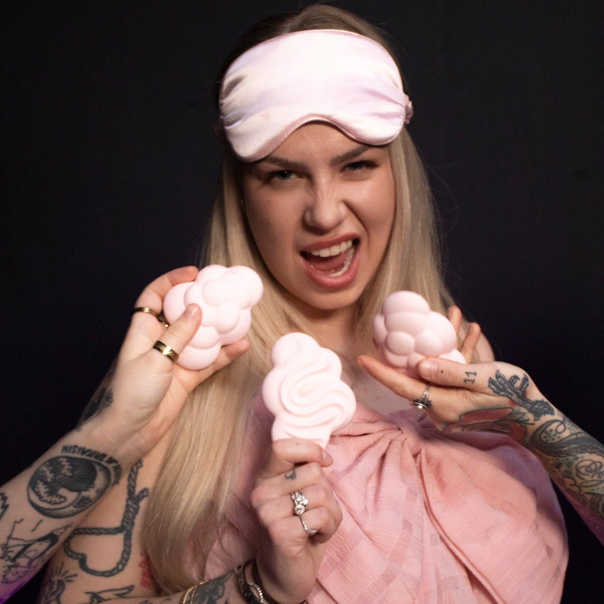 Kuvan mallilla on unimaski ja hän pitää kädessään pilvi vibraattoria. 