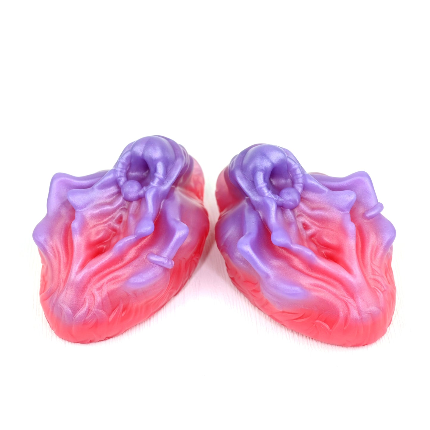 Kaksi grinderia valkoista taustaa vasten