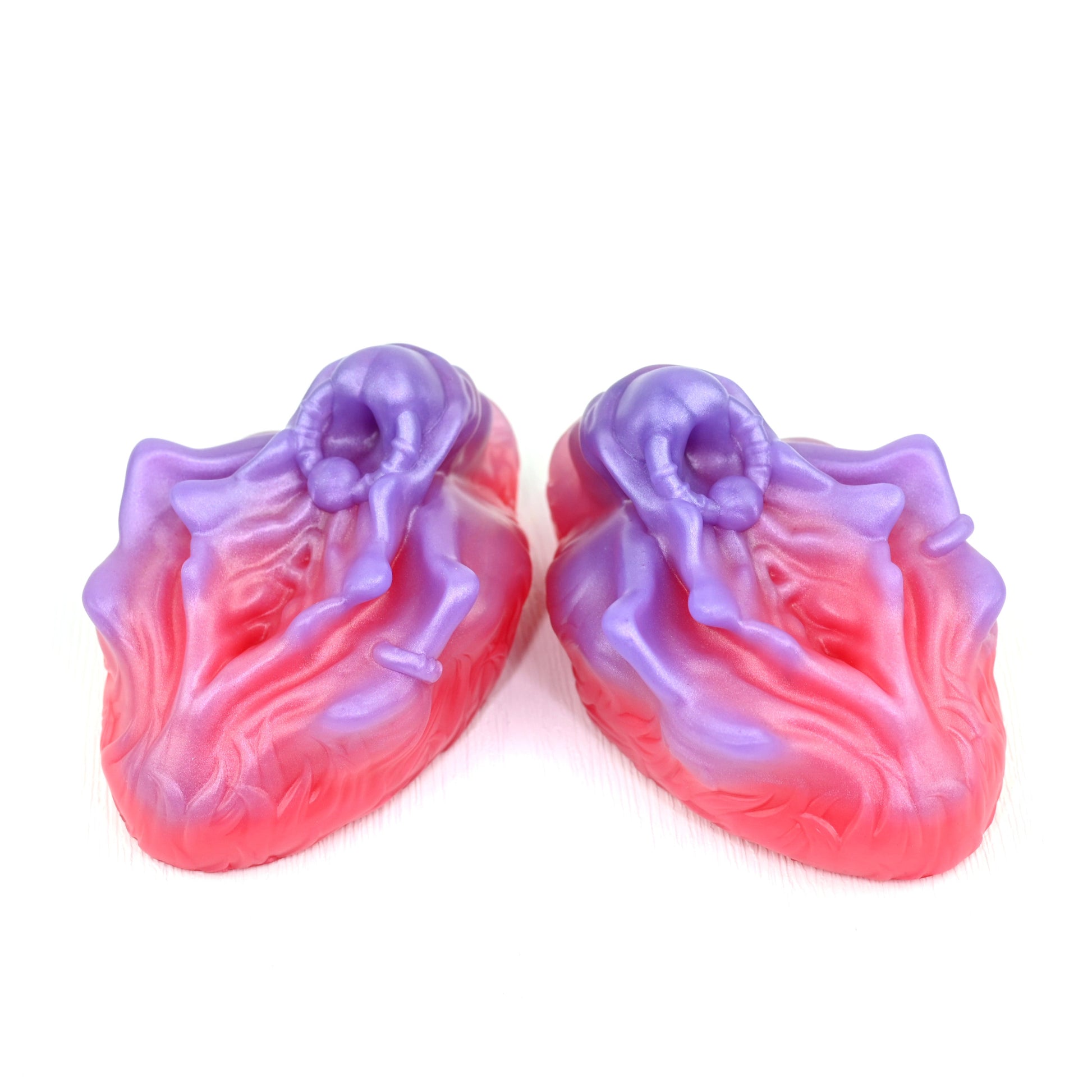 Kaksi grinderia valkoista taustaa vasten